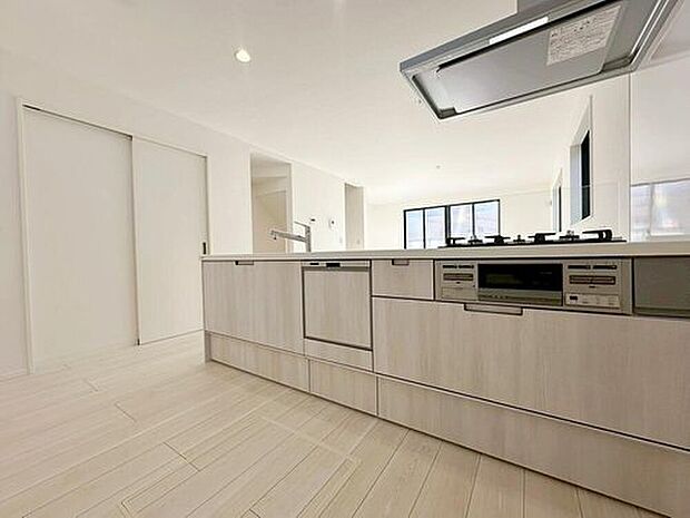 ☆System　Kitchen☆
広いキッチンは、毎日のお料理を楽しくさせてくれる強い味方！大きなフライパンも収まる収納と洗いやすいワイドなシンク！