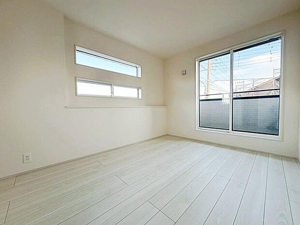 ☆Bedroom☆
2階のお部屋です。光を取り入れやすのはもちろんですが、建物全体の窓の数も増えておりますので、換気性能に優れた物件です。窓を開ければ家中を気持ちの良い風が通り抜けます。