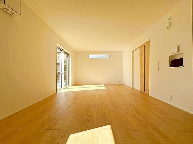 ☆LDK☆
明るい陽射しが差し込み、会話のはずむ対面キッチン！ダイニングスペースを広めに設けたので5脚や6脚のダイニングテーブルも置けそうです！