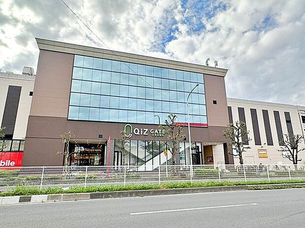 【クイズゲート浦和】車で約5分♪
スーパーや飲食店が立ち並ぶ複合型ショッピングモール！
毎日のお買い物はもちろん、新生活の必需品を揃えるのにも便利ですね。