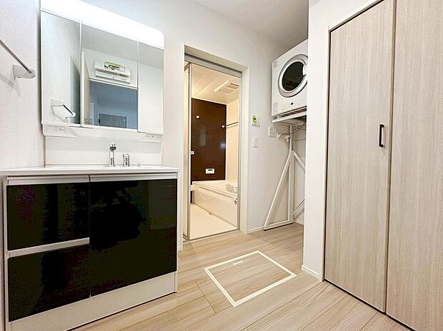 ☆Washstand☆
白を基調とした爽やかなサニタリースペース。収納たっぷりの三面鏡に陽の光差し込む明るい空間で、毎日の身支度も気持ち良くお使い頂けます。