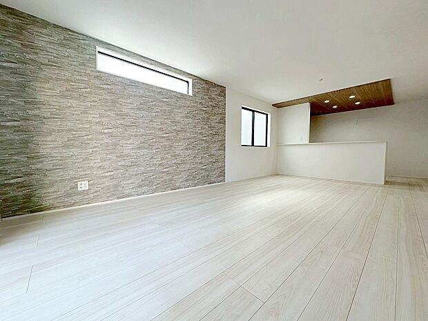☆Living Room☆
広くて明るいLDK♪心地の良い光が全体を包みます! また、くつろげるリビングが広く確保されているため、ご家族皆様の笑顔が溢れます。