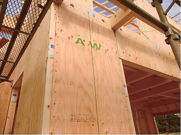 「オリジナル耐力壁パネル」で特許を取得
壁倍率5.0倍は国土交通省が定める数値内の最高値で、通常の合板による壁倍率2.5倍の2倍の強度となっています。