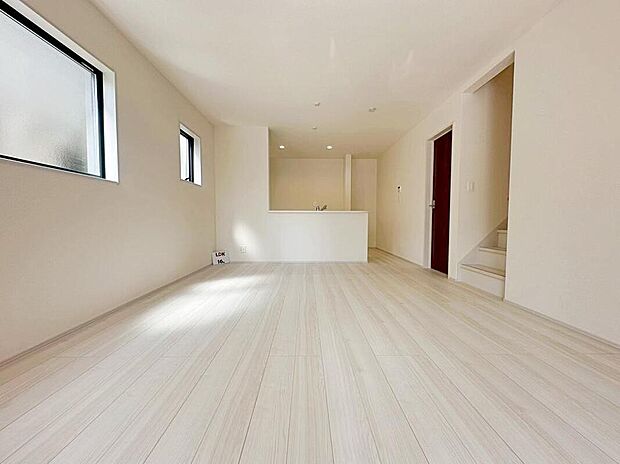 ☆Living　Room☆
フローリングは2つのガード機能で凹みや傷に強く、お手入れも簡単☆ワックスによる艶出しや保護も必要ない、お財布に優しい材質を選択しています♪