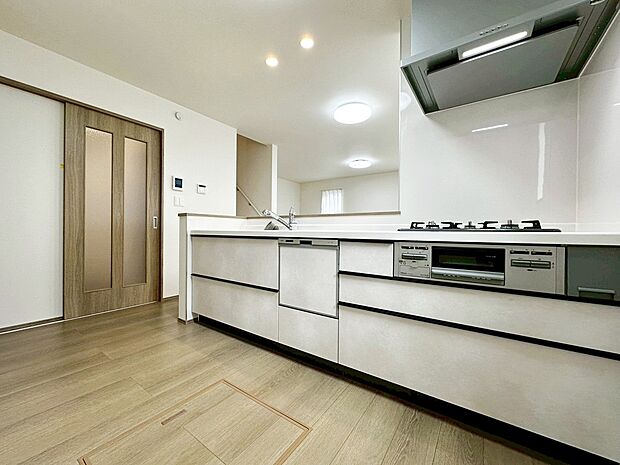 ☆Systemkitchen☆
収納力豊富な爽やかなシステムキッチンを用意しております。床下収納もございますので、キッチンスペースをすっきりとお使い頂けます。