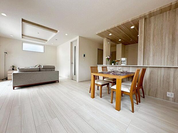 ☆Living　Room☆
会話はずむ対面キッチン！ダイニングスペースを広めに設けたので5脚や6脚のダイニングテーブルも置けそうです！