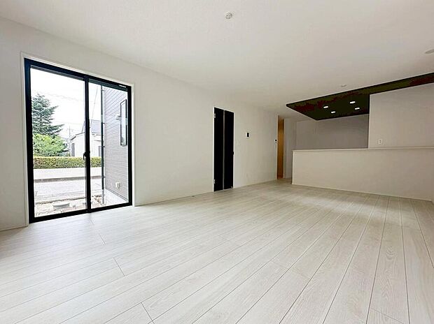 ☆Living Room☆
広くて明るいLDK♪心地の良い光が全体を包みます! また、くつろげるリビングが広く確保されているため、ご家族皆様の笑顔が溢れます。