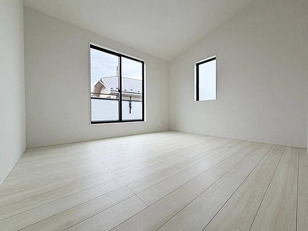 ☆Bedroom☆
光を取り入れやすのはもちろんですが、建物全体の窓の数も増えておりますので、換気性能に優れた物件です。窓を開ければ家中を気持ちの良い風が通り抜けます。