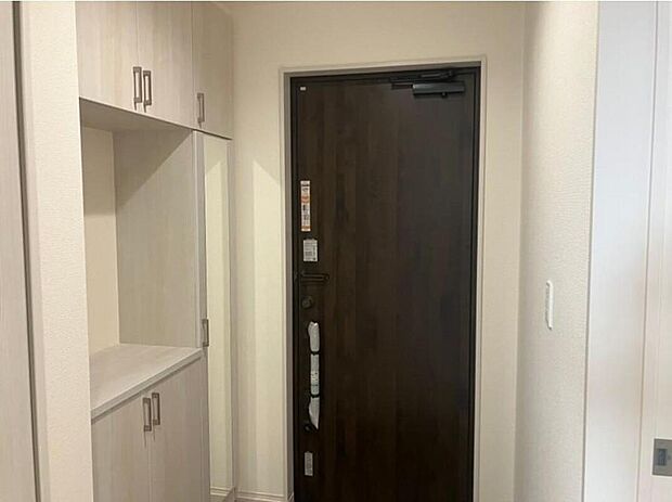 こちらが玄関です。お客様の訪問時に建物の中で一番先に目に入る場所です。大型シューズボックスも備え付けてあり、ご家族皆様の靴もゆったり入ります。