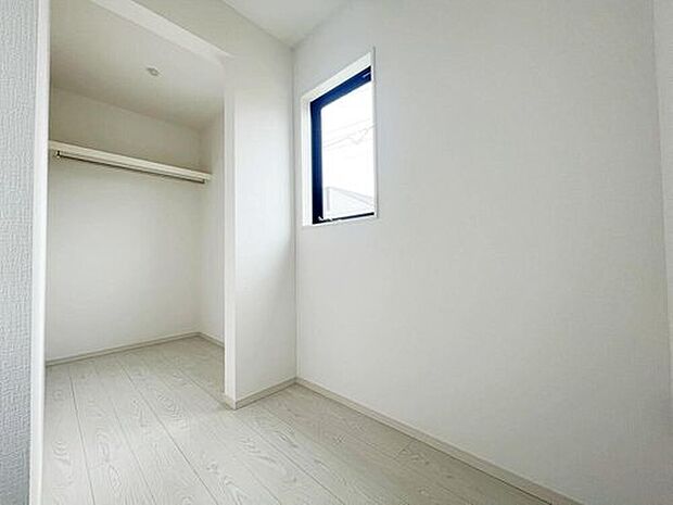 【収納】各居室にはしっかりとした収納完備。お洋服やその他の荷物もすっきりと収納できるようになっております。