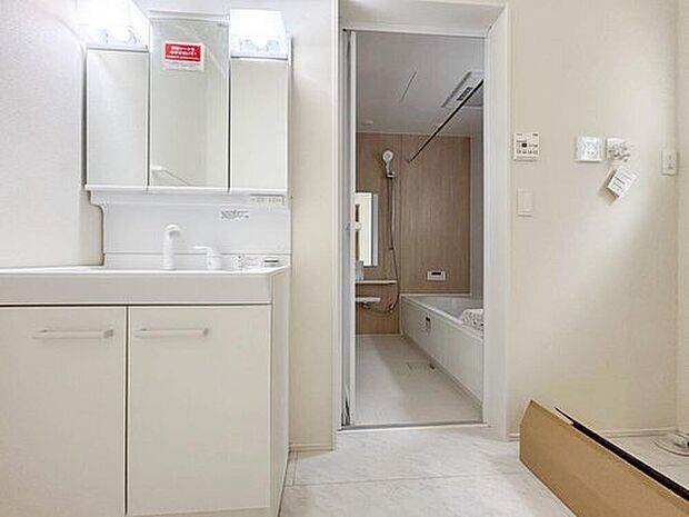 【洗面台・洗面所】白を基調とした爽やかなサニタリースペース。収納たっぷりの三面鏡に陽の光差し込む明るい空間で、毎日の身支度も気持ち良くお使い頂けます。