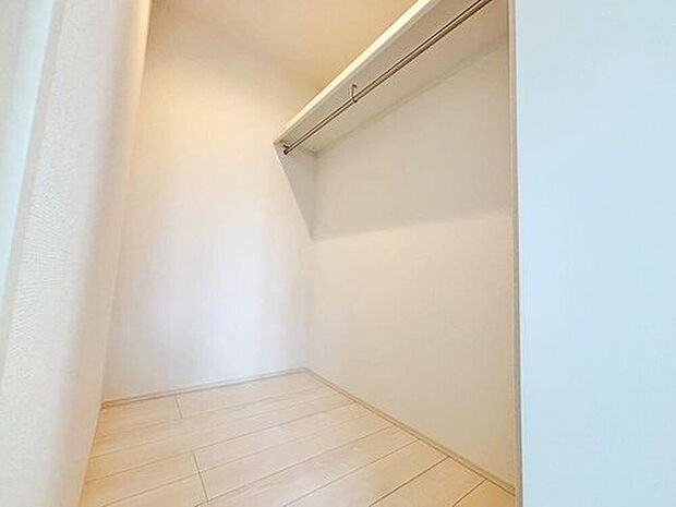 【☆Closet☆】各居室に収納を完備しております収納が豊富な住宅は居室空間がしっかりと使えるので暮らしやすさが断然に上がります。荷物をを気にすることなく家具の配置をお好み通りにできるのも大きな魅力です。