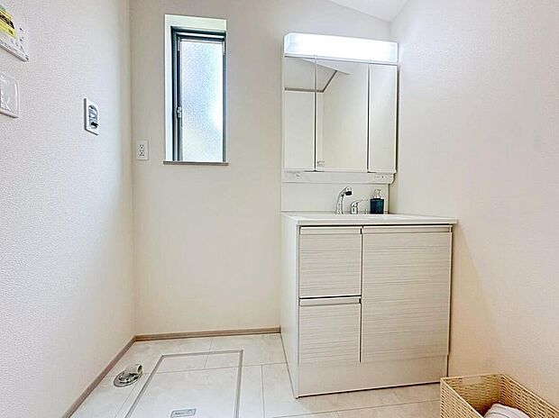 【洗面台・洗面所】白を基調とした爽やかなサニタリースペース。収納たっぷりの三面鏡に陽の光差し込む明るい空間で、毎日の身支度も気持ち良くお使い頂けます。