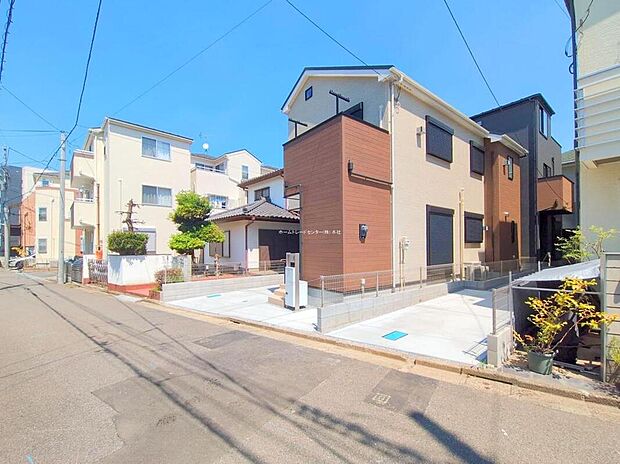 【前面道路含む現地写真】前面道路は交通量少なめの約5m道路。お車の駐車も楽々です。住人以外の車の進入も少なく、小さなお子様を持つご家庭にも安心。