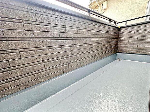 【バルコニー】バルコニーは南向きで陽当たり良好♪ワイドタイプなのでたくさんのお洗濯物も一気に干すことができます!インナータイプなので多少の雨でも安心です。