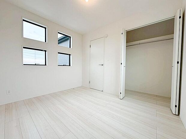 【☆Closet☆】各居室に収納を完備しております。収納が豊富な住宅は居室空間がしっかりと使えるので暮らしやすさが断然に上がります。荷物を気にすることなく家具の配置をお好み通りにできるのも大きな魅力です。