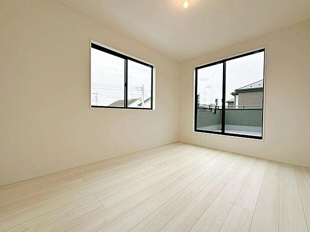 【☆Bedroom☆】全居室2面採光です。光を取り入れやすのはもちろんですが、建物全体の窓の数も増えておりますので、換気性能に優れた物件です。窓を開ければ家中を気持ちの良い風が通り抜けます。