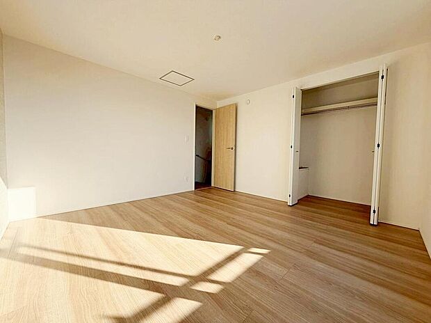 【収納】各居室に収納を完備しております収納が豊富な住宅は居室空間がしっかりと使えるので暮らしやすさが断然に上がります。荷物をを気にすることなく家具の配置をお好み通りにできるのも大きな魅力です。