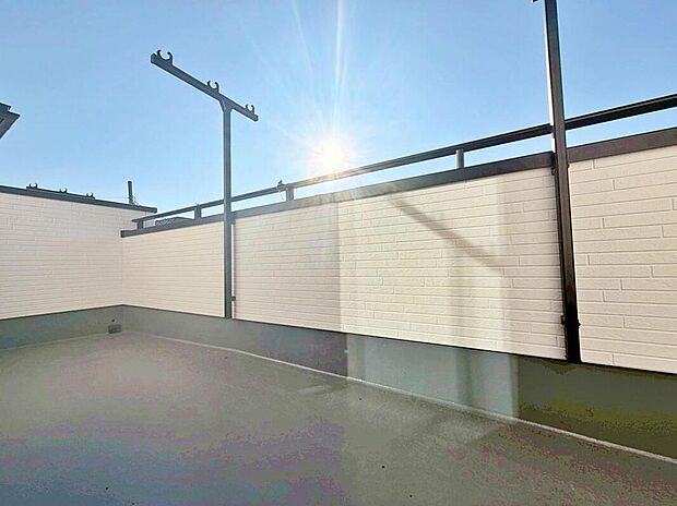 【バルコニー】この物件の魅力の一つです。バルコニーは、もちろん日当たり良好、だからこそ広くとり、洗濯物を干しやすくするとともに、日光浴にも遊び場にも使える空間を確保いたしました。