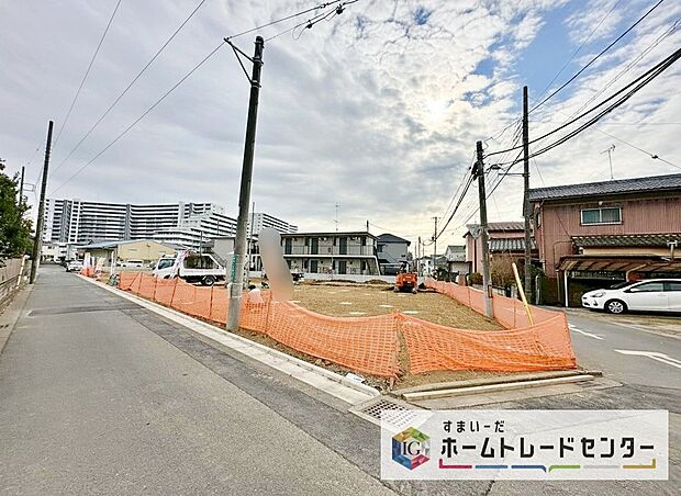 【前面道路含む現地写真】今から見たい!大歓迎です♪ お気軽にホームトレードセンターまでお問い合わせください。 閑静な街並みの分譲地を是非現地にてご覧ください。 近隣の物件も併せてご紹介することも可能です。