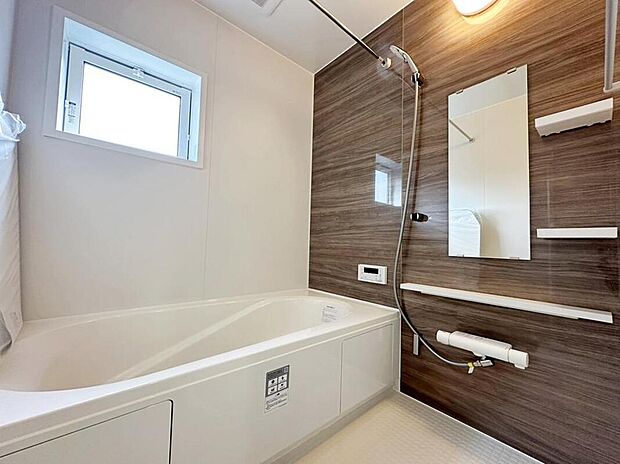 【浴室】入浴するときの姿勢にこだわったスクエアバス。半身浴など、ゆったりと疲れを癒すことができます☆家事を頑張るママに嬉しい追い炊き＆浴室乾燥機付き。