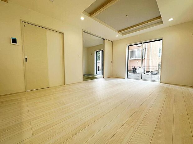 【リビング】お陽さまの光をさわやかな風をたっぷりとりこめます。室内はいつも明るい印象なので気持ちの良い朝を迎えられます。毎日の生活も明るくなりそう。