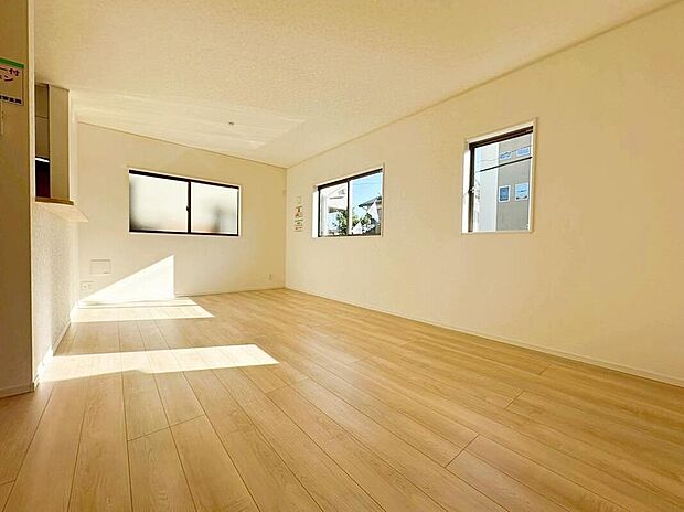 【リビング】広くて明るいＬＤＫ♪心地の良い光が全体を包みます！ また、くつろげるリビングが広く確保されているため、ご家族皆様の笑顔が溢れます。