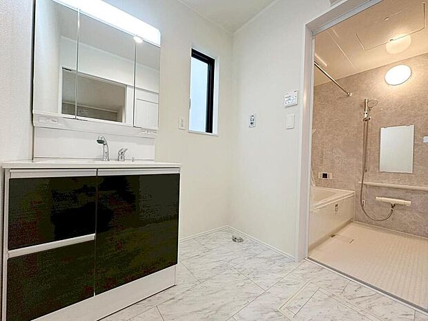 【洗面台・洗面所】白を基調とした爽やかなサニタリースペース。収納たっぷりの三面鏡に陽の光差し込む明るい空間で、毎日の身支度も気持ち良くお使い頂けます。