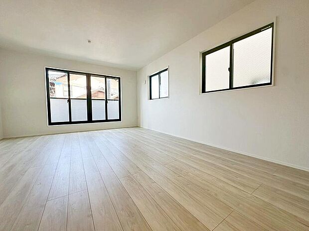 【リビング】広くて明るいLDK♪心地の良い光が全体を包みます! また、くつろげるリビングが広く確保されているため、ご家族皆様の笑顔が溢れます。