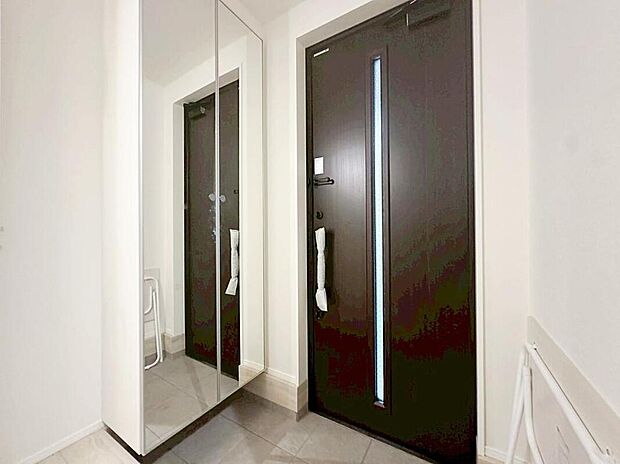 【玄関】玄関には稼働棚で大容量シューズクローク.。
長靴やブーツ、レインコート、ベビーカー、スコップなど、玄関周りで使うものを収納できますよ♪