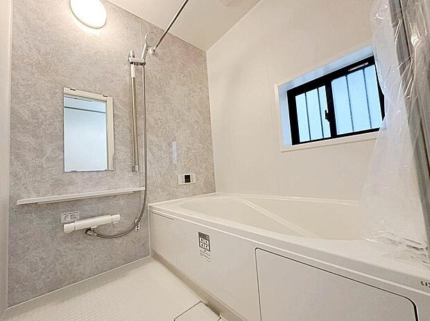 【☆Systembath☆】窓付きのバスルーム。陽射し差し込む明るい環境は、日中の入浴も気持ち良くお使い頂けそうです。