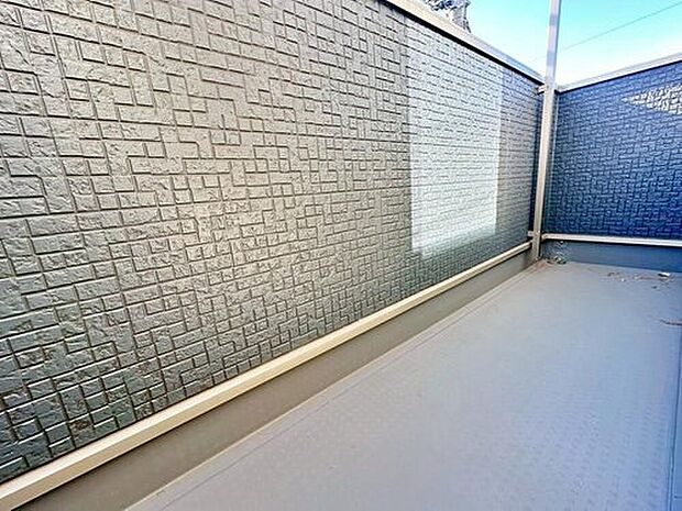 【バルコニー】この物件の魅力の一つです。南面にあるバルコニーはもちろん日当たり良好、だからこそ広くとり、洗濯物を干しやすくするとともに、日光浴にも遊び場にも使える空間を確保いたしました。

