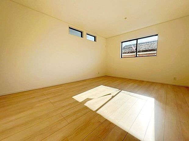 【リビング】会話はずむ対面キッチン！ダイニングスペースを広めに設けたので5脚や6脚のダイニングテーブルも置けそうです！家族との会話も弾みそうです♪

