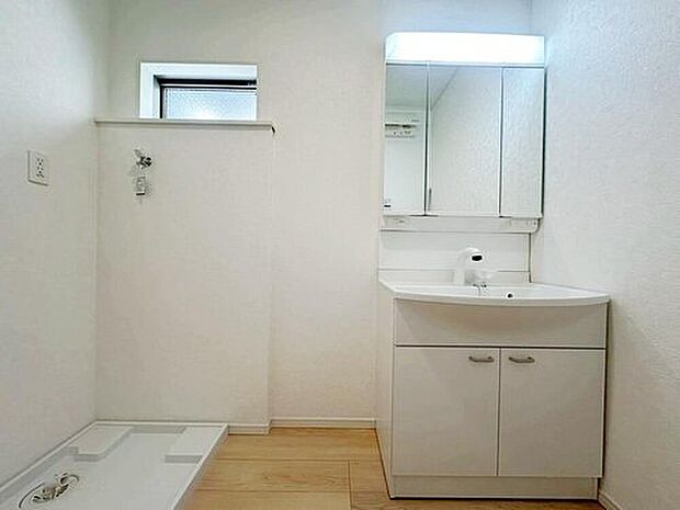 【洗面台・洗面所】朝の忙しい時間でもの身だしなみのチェックもここだけで完結できます。もちろん鏡の後ろは充分な収納力を持った収納となっており、視界に入る部分はスッキリと片付きます

