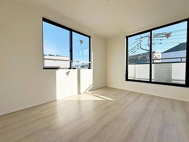 【リビング以外の居室】2面採光を確保した明るい室内は、風通しも良く、大変居心地の良い空間となっております。爽やかな風を感じて起きる朝は、快適生活の始まりに！