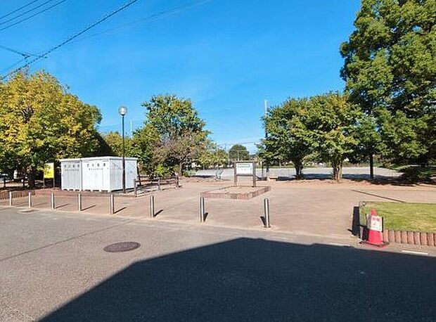 春岡中央公園（約1,200m）