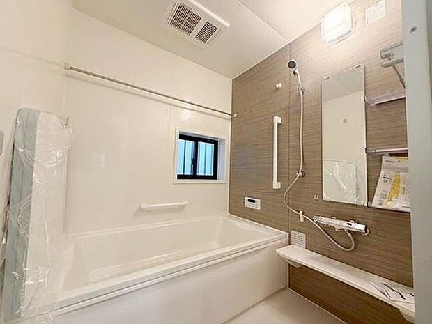 【浴室】入浴するときの姿勢にこだわったスクエアバス。半身浴など、ゆったりと疲れを癒すことができます☆家事を頑張るママに嬉しい追い炊き＆浴室乾燥機付き。

