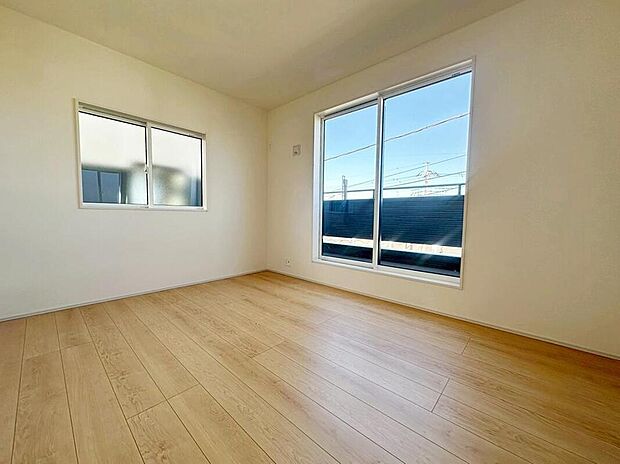 【☆Bedroom☆】2階のお部屋です。光を取り入れやすのはもちろんですが、建物全体の窓の数も増えておりますので、換気性能に優れた物件です。窓を開ければ家中を気持ちの良い風が通り抜けます。