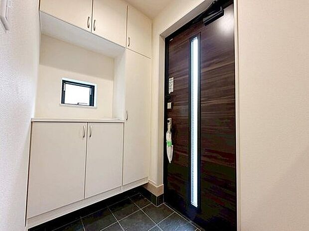 【玄関】こちらが玄関です。お客様の訪問時に建物の中で一番先に目に入る場所です。大型シューズボックスも備え付けてあり、ご家族皆様の靴もゆったり入ります。