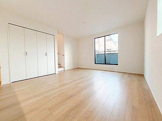 【リビング】広くて明るいＬＤＫ♪心地の良い光が全体を包みます！ また、くつろげるリビングが広く確保されているため、ご家族皆様の笑顔が溢れます。