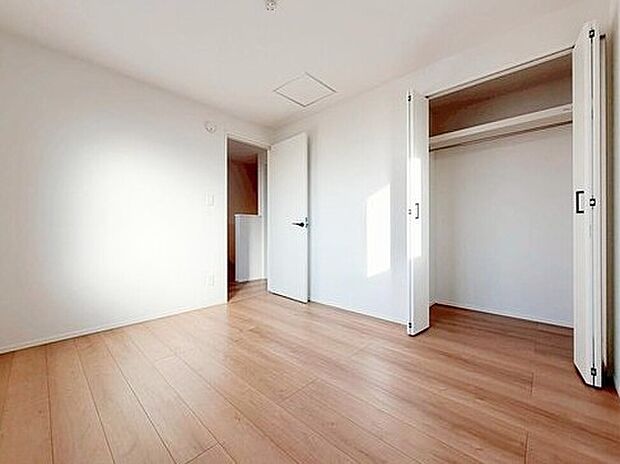 【収納】各居室に収納を完備しております収納が豊富な住宅は居室空間がしっかりと使えるので暮らしやすさが断然に上がります。荷物をを気にすることなく家具の配置をお好み通りにできるのも大きな魅力です。