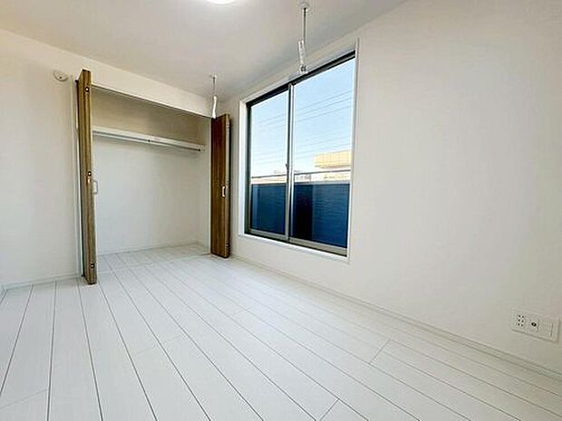 【収納】各居室にはしっかりとした収納完備。お洋服やその他の荷物もすっきりと収納できるようになっております。

