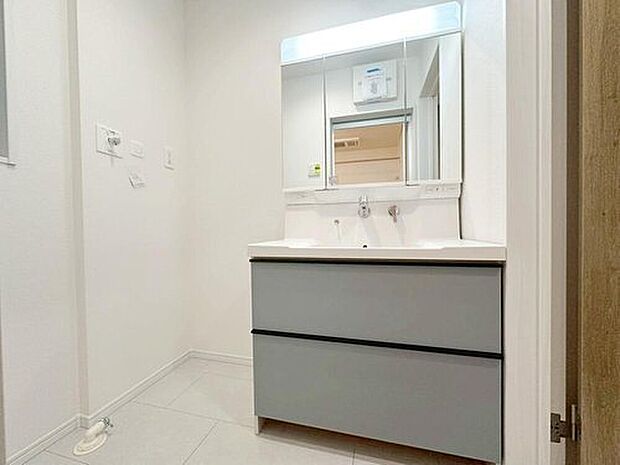 【洗面台・洗面所】白を基調とした高級感のあるサニタリースペース。収納たっぷりの三面鏡に陽の光差し込む明るい空間で、毎日の身支度も気持ち良くお使い頂けます。

