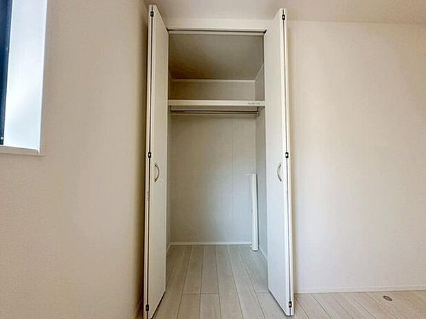 【収納】各居室にはしっかりとした収納完備。お洋服やその他の荷物もすっきりと収納できるようになっております。

