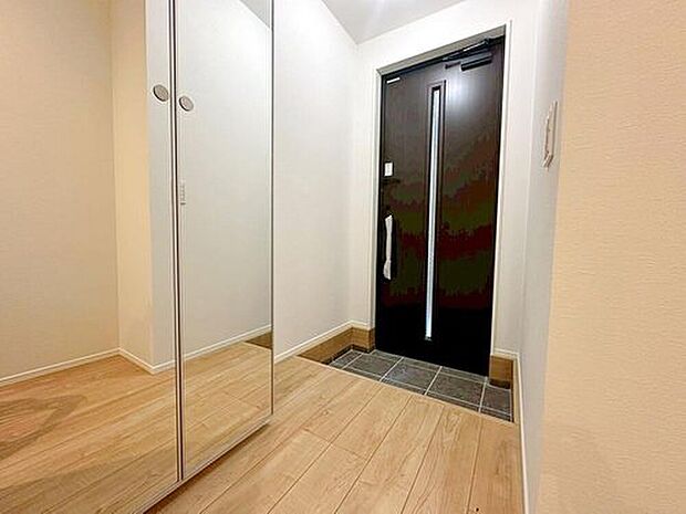 【玄関】玄関に備え付けのシューズボックス。中は可動棚で大容量の収納力です。ご家族の履物もすっきり収納できます♪片付けが楽になる豊富な収納は、日々のストレス軽減にもつながります。