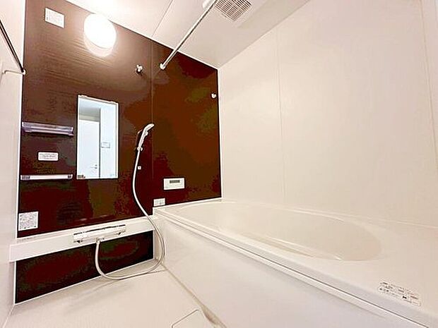 【浴室】入浴するときの姿勢にこだわったスクエアバス。半身浴など、ゆったりと疲れを癒すことができます☆家事を頑張るママに嬉しい追い炊き＆浴室乾燥機付き。