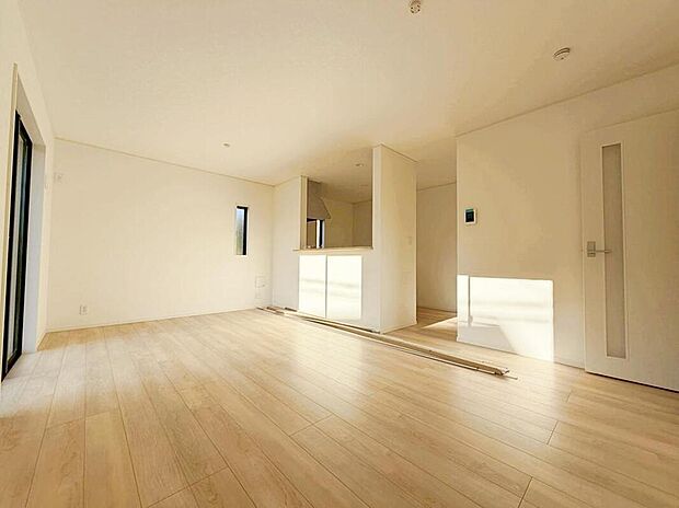 【リビング】会話はずむ対面キッチン！ダイニングスペースを広めに設けたので5脚や6脚のダイニングテーブルも置けそうです！