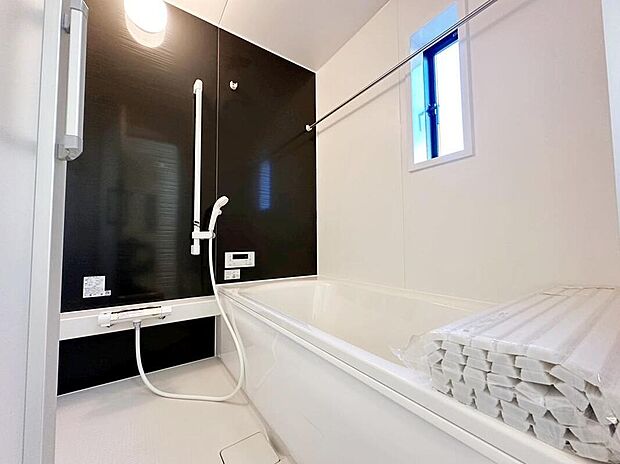 【浴室】一坪タイプのユニットバスは、足をしっかりと延ばして一日の疲れを癒すことが可能です。浴室暖房乾燥機も完備しておりますので、カビの心配が無いのはもちろん、雨の日のお洗濯物はお風呂で乾かせます。