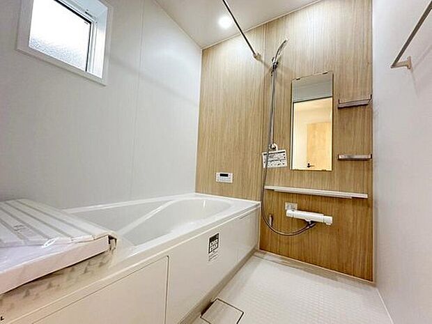 【浴室】窓付きのバスルーム。陽射し差し込む明るい環境は、日中の入浴も気持ち良くお使い頂けそうです。

