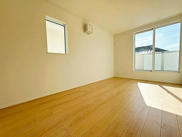 【リビング以外の居室】2面採光を確保した明るい室内は、風通しも良く、大変居心地の良い空間となっております。爽やかな風を感じて起きる朝は、快適生活の始まりに！

